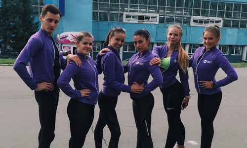Как тренеры «Магис Спорт» поздравили барнаульцев с Днем физкультурника