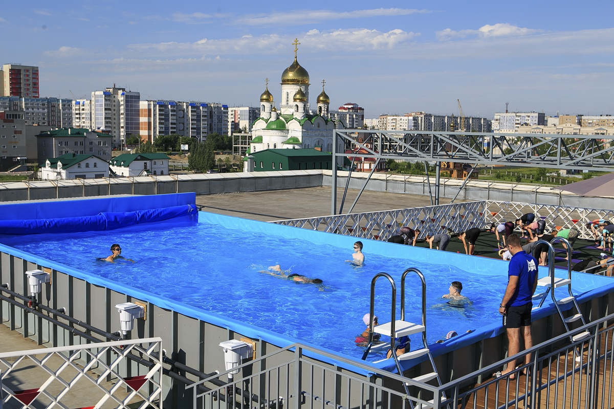 Летний бассейн на крыше Магис Спорт